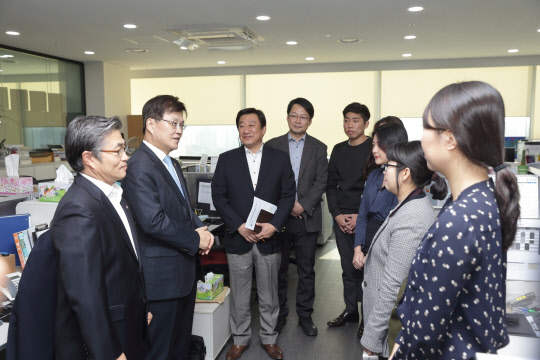 17일 오전 최양희 미래부 장관(왼쪽 두번째)이 대전창조경제혁신센터를 방문해 직원들을 격려하고 있다.  대전창조경제혁신센터 제공